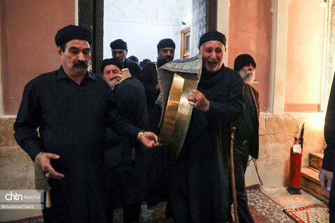 آئین سنتی «طشت گذاری» در بقعه شیخ صفی‌الدین اردبیلی