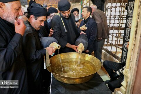 آئین سنتی «طشت گذاری» در بقعه شیخ صفی‌الدین اردبیلی
