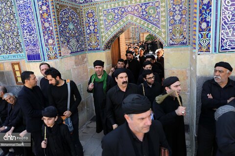 آئین سنتی «طشت گذاری» در بقعه شیخ صفی‌الدین اردبیلی