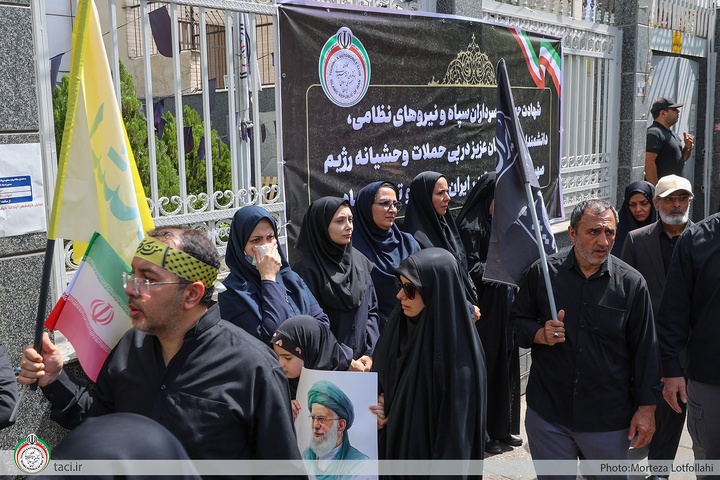ادای احترام مدیرعامل و کارکنان کانون جهانگردی و اتومبیلرانی به شهدای اقتدار