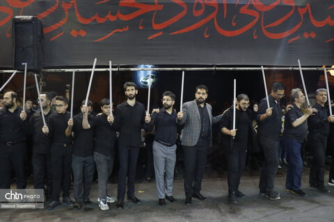 آیین سنتی شاخسی واخسی در شب چهارم محرم در خیابان ارتش تبریز