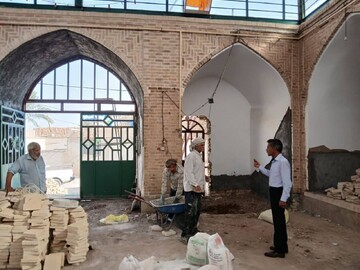 مرمت رواق‌های آسیب‌دیده حسینیه تاریخی کاکامیر بافق