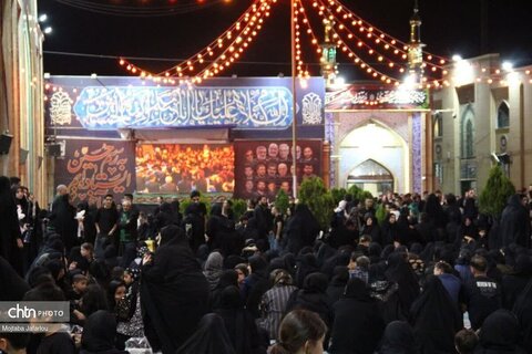 فعالیت خادمین پذیرایی شربتخانه در شبهای محرم