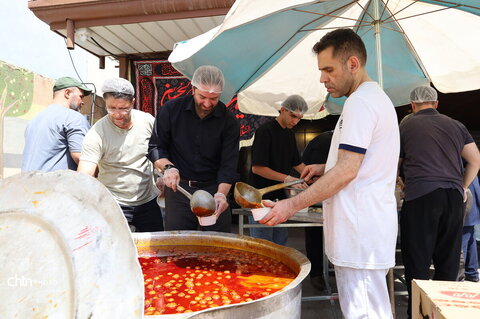 پخت نذری در شرکت توسعه گردشگری به مناسبت ماه محرم 
