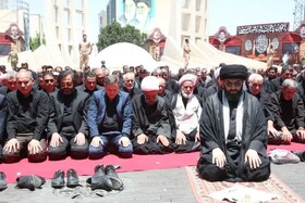 اقامه نماز ظهر عاشورا در میدان انقلاب زنجان