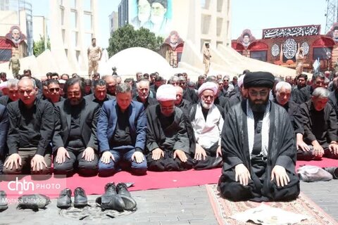 اقامه نماز ظهر عاشورا در میدان انقلاب زنجان