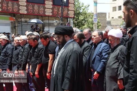 اقامه نماز ظهر عاشورا در میدان انقلاب زنجان