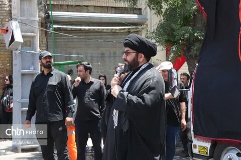 اقامه نماز ظهر عاشورا در میدان انقلاب زنجان