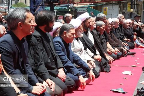 اقامه نماز ظهر عاشورا در میدان انقلاب زنجان