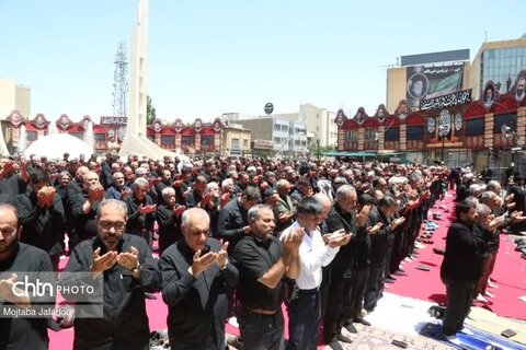 اقامه نماز ظهر عاشورا در میدان انقلاب زنجان