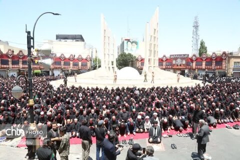 اقامه نماز ظهر عاشورا در میدان انقلاب زنجان