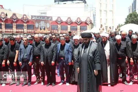 اقامه نماز ظهر عاشورا در میدان انقلاب زنجان