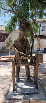 نصب دو نماد صنایع‌دستی در بازار تاریخی بروجرد