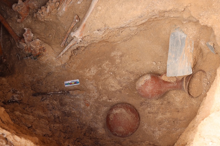 اجرای فصل دوم کاوش نجات‌بخشی محوطه وِلِم شهرستان بهشهر/ کشف گور دو جنگاور با شمشیر و خنجر آهنی