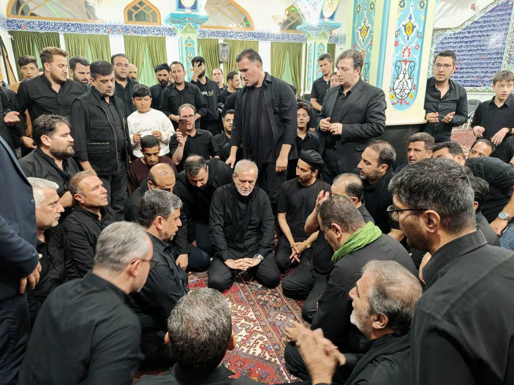 حضور رئیسجمهوری در مراسم شام غریبان اردبیل