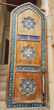 کتیبه محراب کلیسای ظهور بوشهر در مخزن موزه منطقه‌ای خلیج‌فارس نگهداری می‌شود