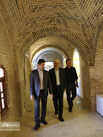 معاون استاندار لرستان از مجموعه قلعه فلک‌الافلاک بازدید کرد.