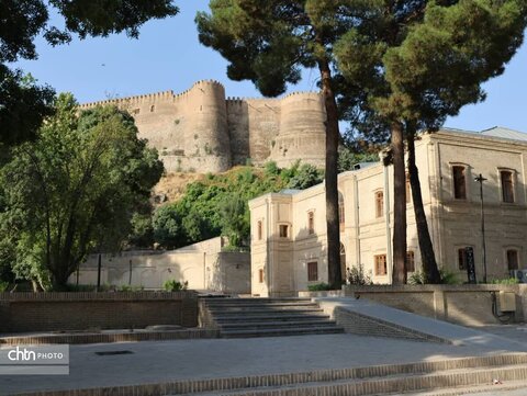 معاون استاندار لرستان از مجموعه قلعه فلک‌الافلاک بازدید کرد.