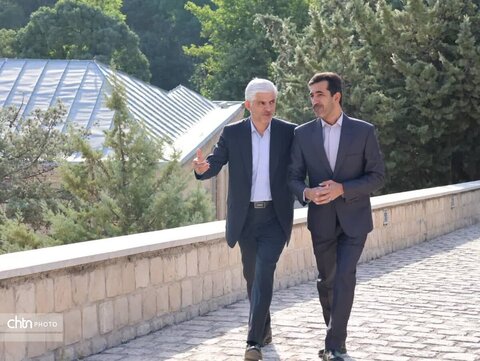 معاون استاندار لرستان از مجموعه قلعه فلک‌الافلاک بازدید کرد.