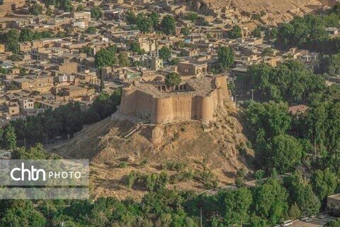 معاون استاندار لرستان از مجموعه قلعه فلک‌الافلاک بازدید کرد.