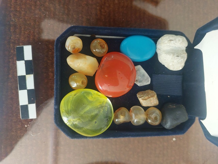 کشف‌وضبط مجموعه‌ای با ۳۷ قلم شیء تاریخی اصل و بدل در تبریز/ ۲متهم بازداشت شدند