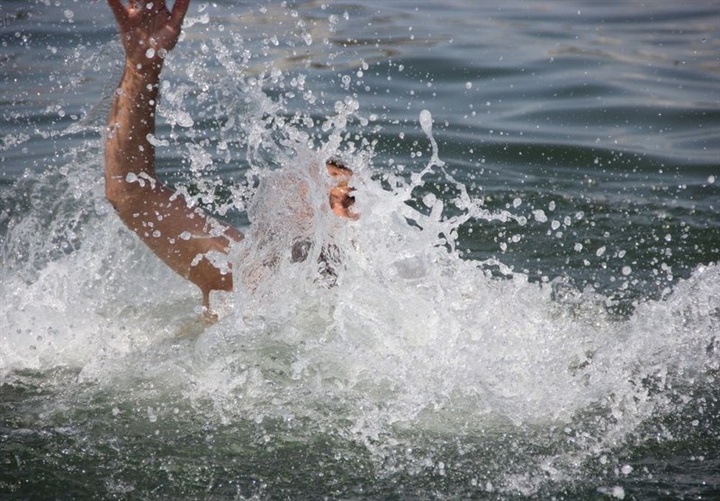 ماموران مرزبانی کنگان‌ ۲ نفر را از غرق شدن نجات دادند
