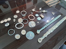 کشف و ضبط ۳۰ قطعه شیء تاریخی در شهرستان کهنوج