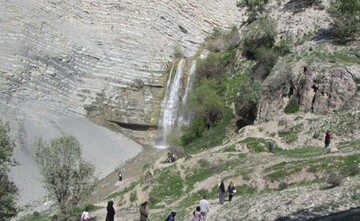 عملیات محوطه‌سازی منطقه گردشگری آبشار «اما» ملکشاهی ایلام انجام می‌شود