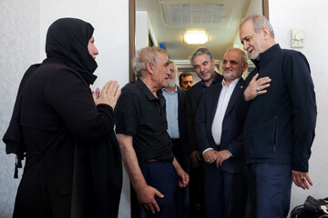 بازدید رئیس‌جمهور، شهردار تهران و استاندار از جنگ‌زدگان مستقر در هتل لاله تهران