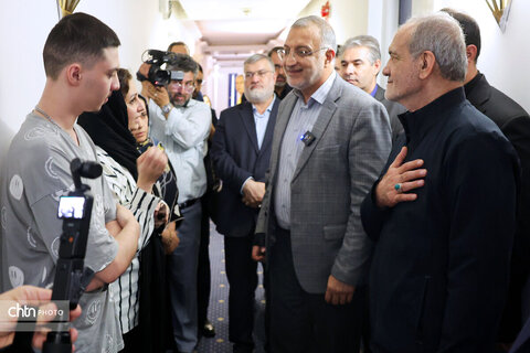 دیدار پزشکیان با جمعی از خانواده های آسیب دیده از جنگ مستقر در هتل لاله