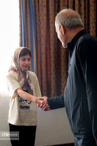 دیدار پزشکیان با جمعی از خانواده های آسیب دیده از جنگ مستقر در هتل لاله