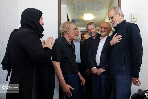 دیدار پزشکیان با جمعی از خانواده های آسیب دیده از جنگ مستقر در هتل لاله