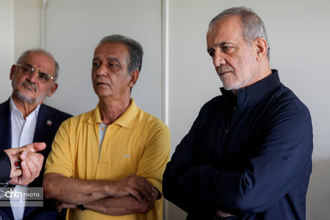 دیدار پزشکیان با جمعی از خانواده های آسیب دیده از جنگ مستقر در هتل لاله