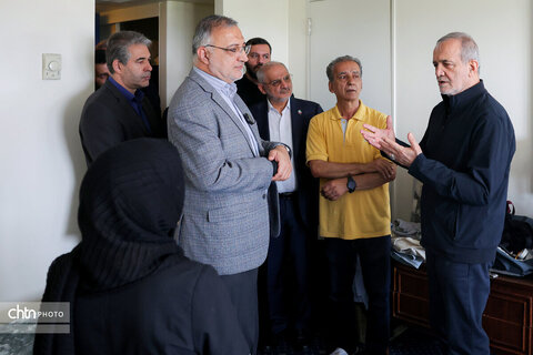 دیدار پزشکیان با جمعی از خانواده های آسیب دیده از جنگ مستقر در هتل لاله