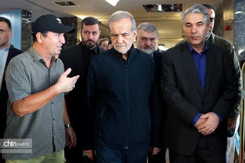 دیدار پزشکیان با جمعی از خانواده های آسیب دیده از جنگ مستقر در هتل لاله