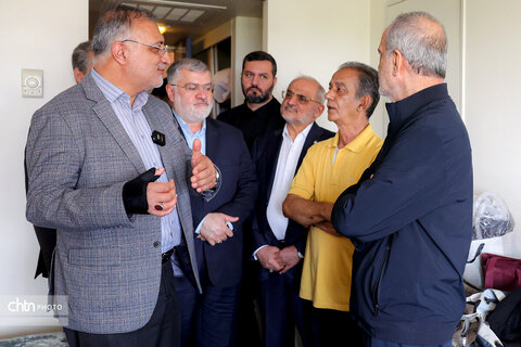 دیدار پزشکیان با جمعی از خانواده های آسیب دیده از جنگ مستقر در هتل لاله