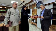 دیدار بانوان هنرمند صنایع‌دستی با فرماندار سلماس/اهدای گلیم دست‌بافت