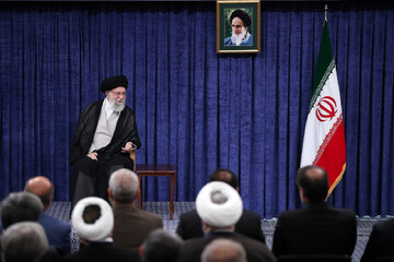 رهبر انقلاب: ملت با جهت‌گیری‌های گوناگون سیاسی و وزن متفاوت مذهبی پای ایران ایستاد