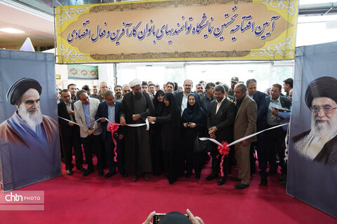 بازدید استاندار همدان از نمایشگاه توانمندی‌های بانوان کارآفرین