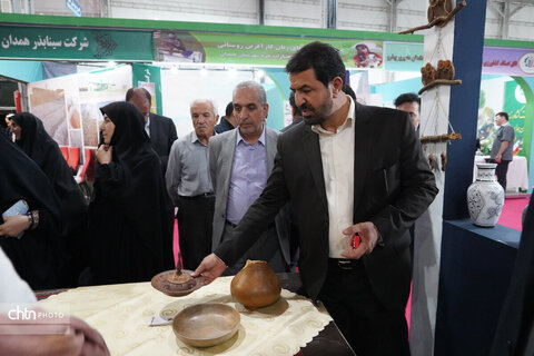 بازدید استاندار همدان از نمایشگاه توانمندی‌های بانوان کارآفرین