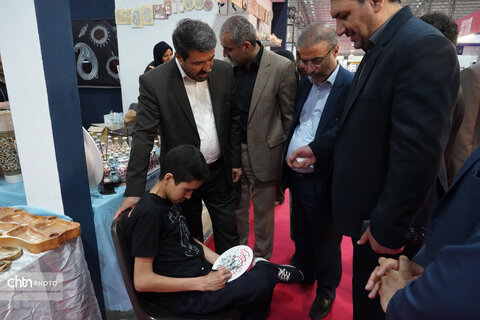 بازدید استاندار همدان از نمایشگاه توانمندی‌های بانوان کارآفرین