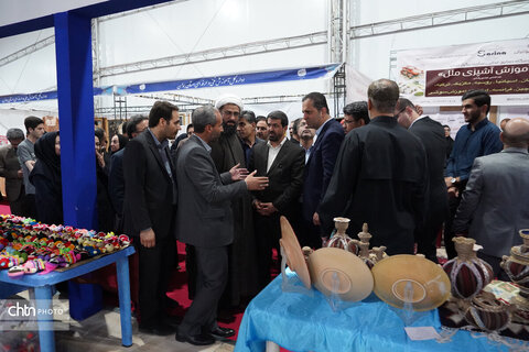 بازدید استاندار همدان از نمایشگاه توانمندی‌های بانوان کارآفرین