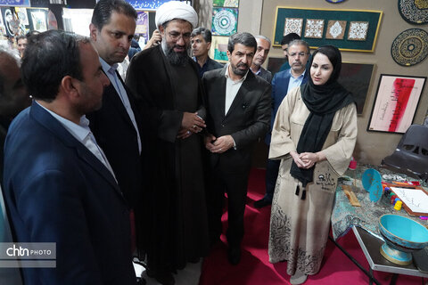 بازدید استاندار همدان از نمایشگاه توانمندی‌های بانوان کارآفرین