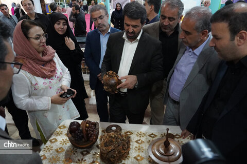 بازدید استاندار همدان از نمایشگاه توانمندی‌های بانوان کارآفرین