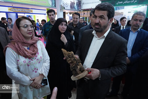 بازدید استاندار همدان از نمایشگاه توانمندی‌های بانوان کارآفرین