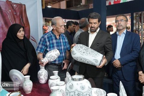 بازدید استاندار همدان از نمایشگاه توانمندی‌های بانوان کارآفرین