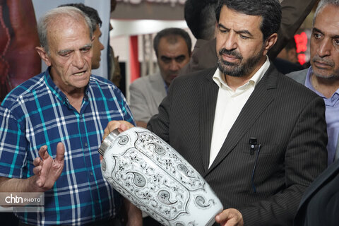 بازدید استاندار همدان از نمایشگاه توانمندی‌های بانوان کارآفرین