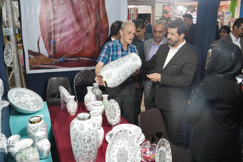 بازدید استاندار همدان از نمایشگاه توانمندی‌های بانوان کارآفرین