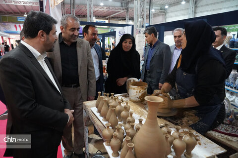 بازدید استاندار همدان از نمایشگاه توانمندی‌های بانوان کارآفرین