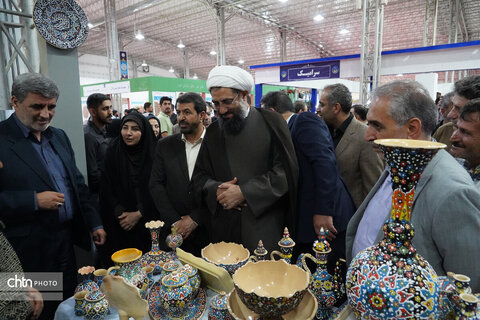 بازدید استاندار همدان از نمایشگاه توانمندی‌های بانوان کارآفرین